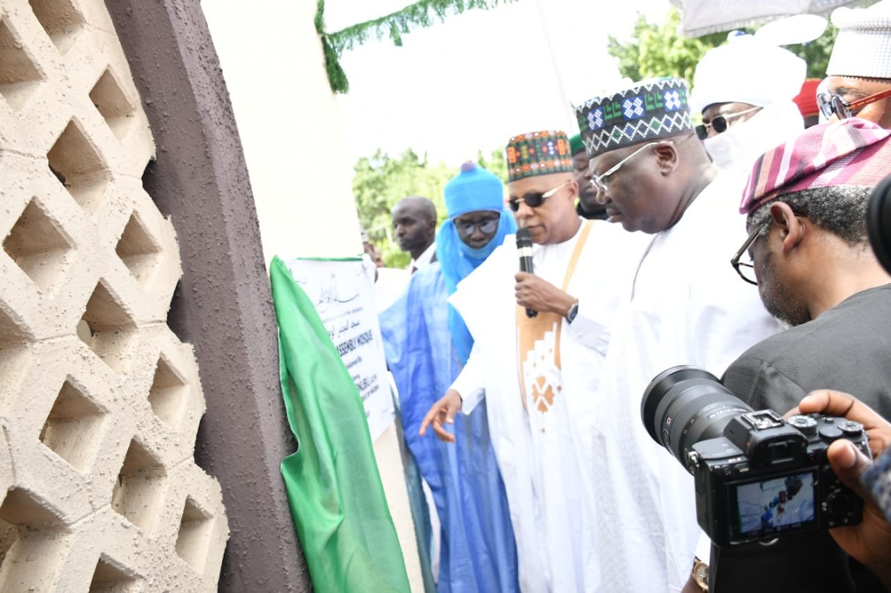 Read more about the article Tinubu commissions NASS Central Mosque, urges Muslims on humility