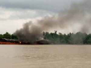 Read more about the article Oil theft: Security operatives set impounded vessel ablaze in Delta