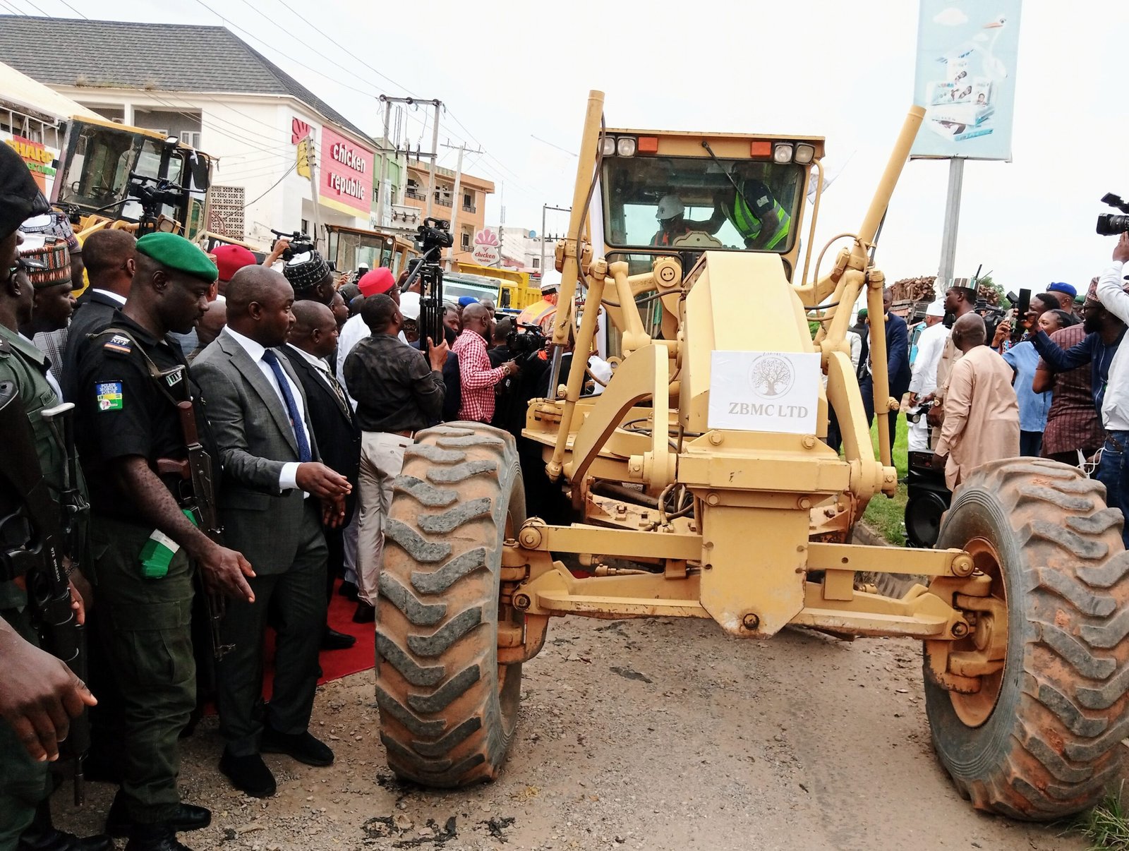 Read more about the article Rehabilitation of 135 roads: Wike cautions contractors against contract variation