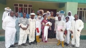 Read more about the article FG trains Ogun beekeepers on honeybee queen rearing, pollination services