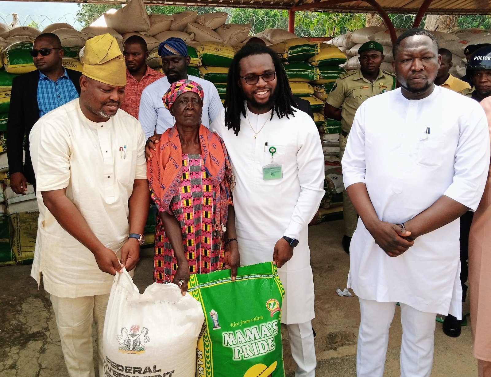 You are currently viewing Palliative: FCT distributes 12,000 bags of rice, maize in 6 area councils