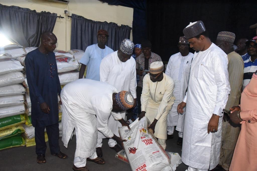 AMAC Chairman begins distribution of FG palliatives to residents