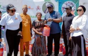 Read more about the article Cleaner Energy: Oba Elegushi empowers community, donates gas cylinders