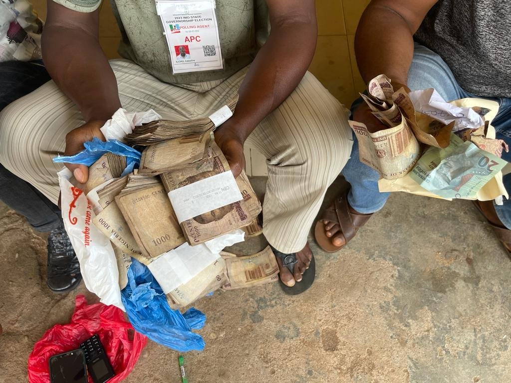 You are currently viewing EFCC intercepts N11.04m, arrests 14 suspected vote buyers in Imo, Bayelsa, Kogi