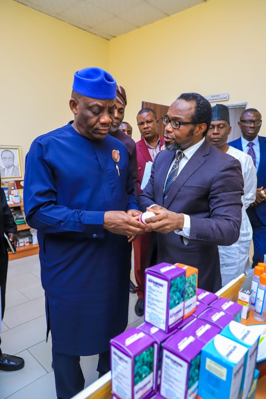Read more about the article Drugs: Minister tasks research institute on local production