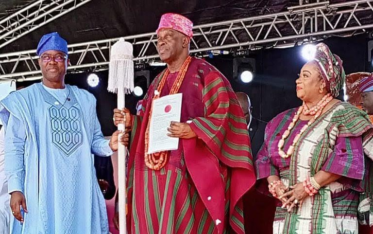 Read more about the article Makinde presents staff of office to new Soun of Ogbomoso