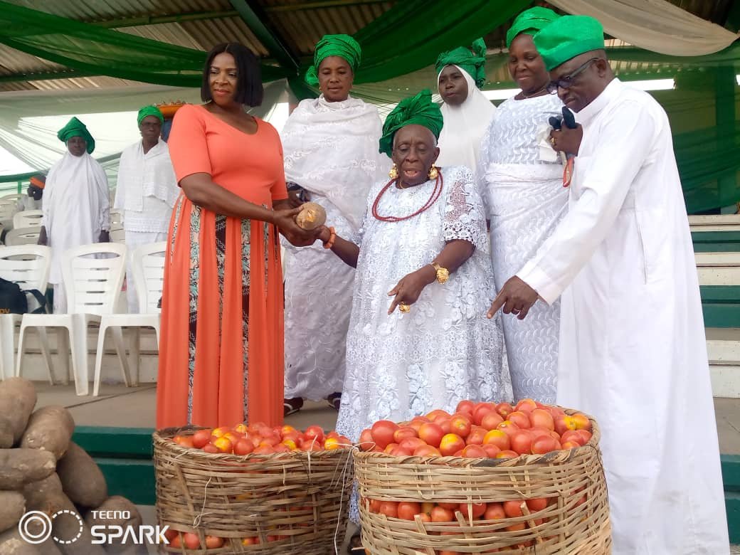 You are currently viewing Market women donate yams, pepper, onions to First Lady