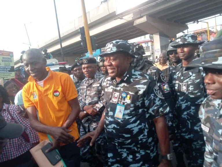 Read more about the article Police provide water, biscuits to strengthen protesters in Lagos