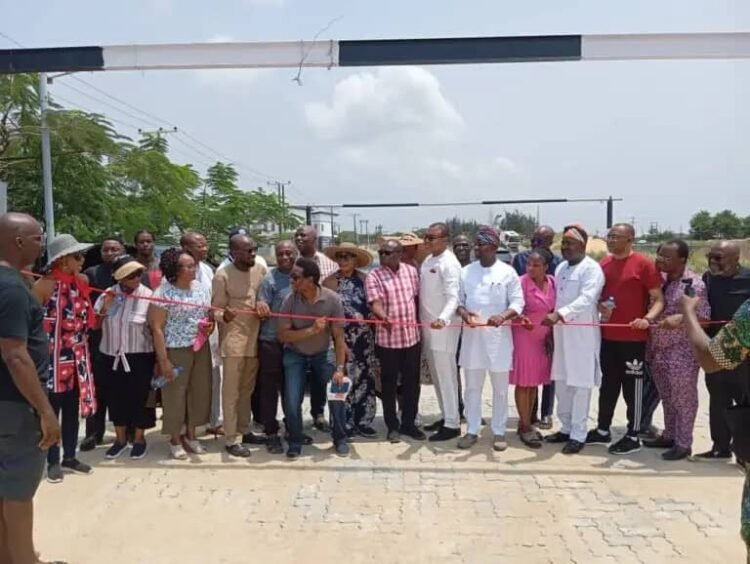 Some residents of estates in the Lekki Peninsular, under the aegis of the Estate Initiative, inaugurating a road in the estate