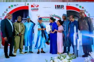 Staff members of NNPC Ltd. with Mrs Oluwakemi Olumuyiwa, the Head, Relationship & Stakeholder Management of NNPC Ltd., receiving the award on behalf of Mr Olufemi Soneye, the Chief Corporate Communications Officer of NNPC Ltd., who bagged the 2024 Distinguished Spokesperson Award in Oil & Gas at the Spokespersons Summit in Abuja Awards