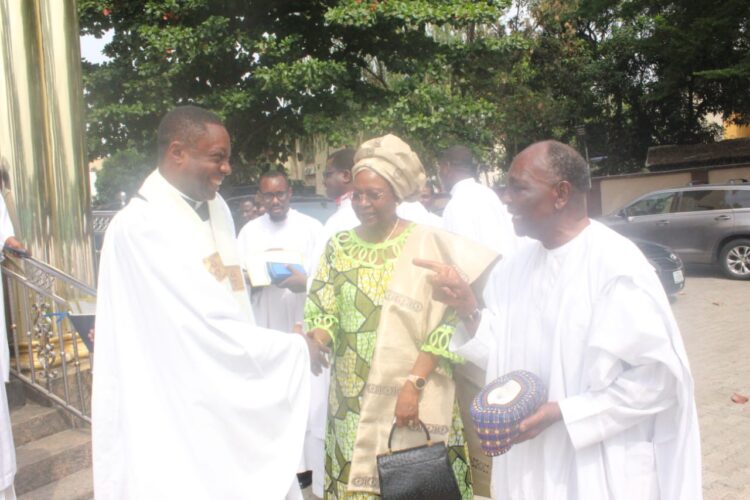 Venerable Tiwatope Elias-Fatile, Vicar of St. Matthew’s Anglican Church, with former Military Head of State, Gen. Yakubu Gowon and his wife, Victoria, during their 55th wedding anniversary at the St. Matthew’s Anglican Church, Maitama, Abuja.