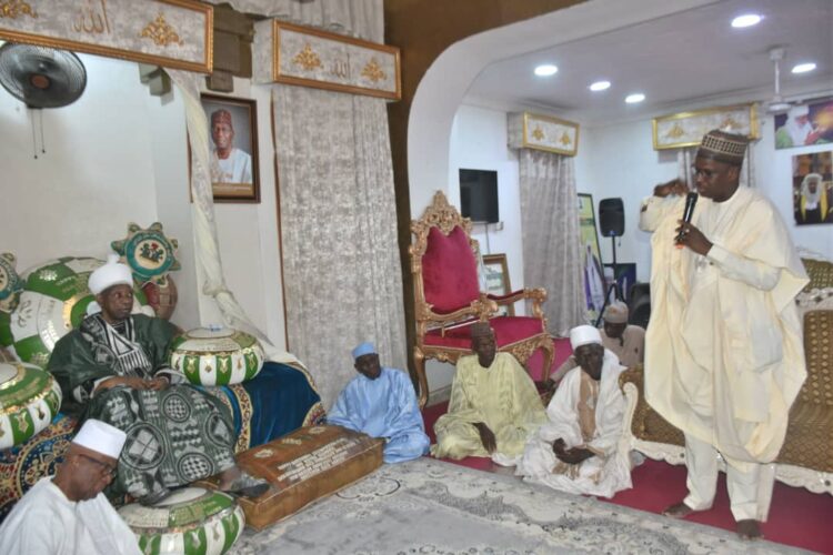 NAN MD, Malam Ali Muhammad Ali addressing the Emir of Ilorin, Alhaji Ibrahim Sulu-Gambari, during a courtesy visit to his palace on Monday