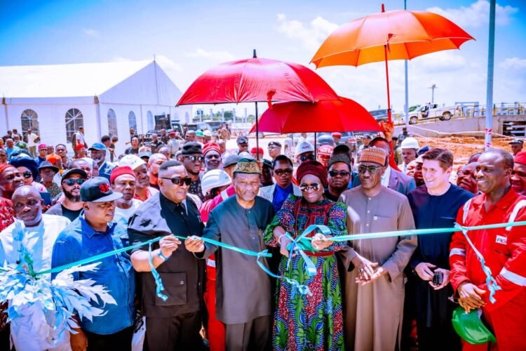 Deputy Governor of Imo State, Lady Chinyere Ekumaro cuts the tape to mark the Presidential commissioning of the ANOH Gas Processing Plant, one of the three critical gas projects delivered by NNPC and its partners, in Assa Community, Ohaji/Egbema Local Government Area of Imo State. Supporting the Deputy Governor is the GCEO NNPC, Malam Mele Kyari (2nd from right) and Chairman, Seplat Nigeria, Sen. Udo Udoma