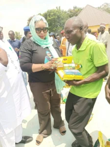 Hajiya Hadiza Umar, donating food and cash items to a beneficiary