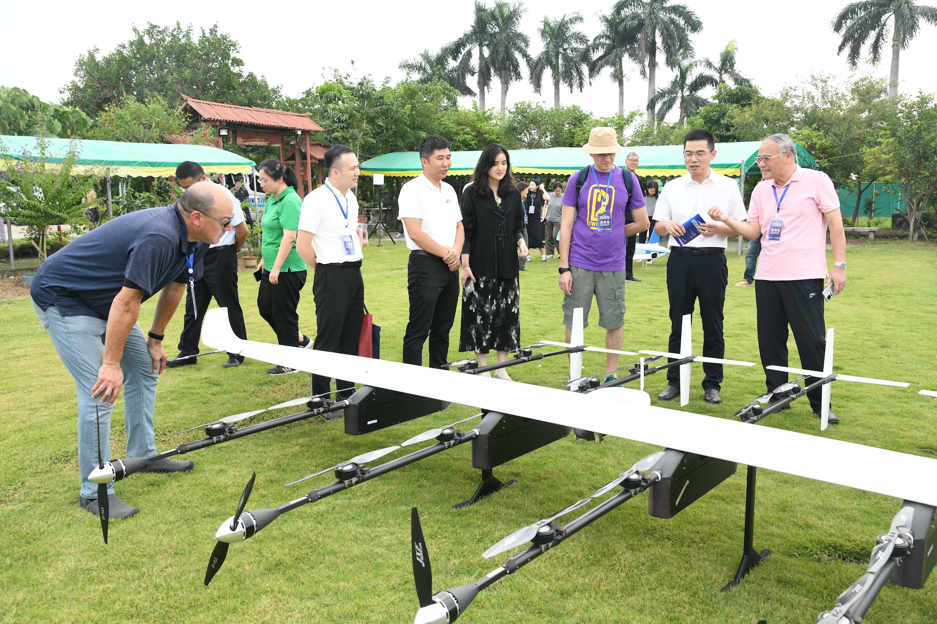 The delegation observes a high-performance UAV at FCourier in Zhongshan, Guangdong Province Place of release: Beijing, China