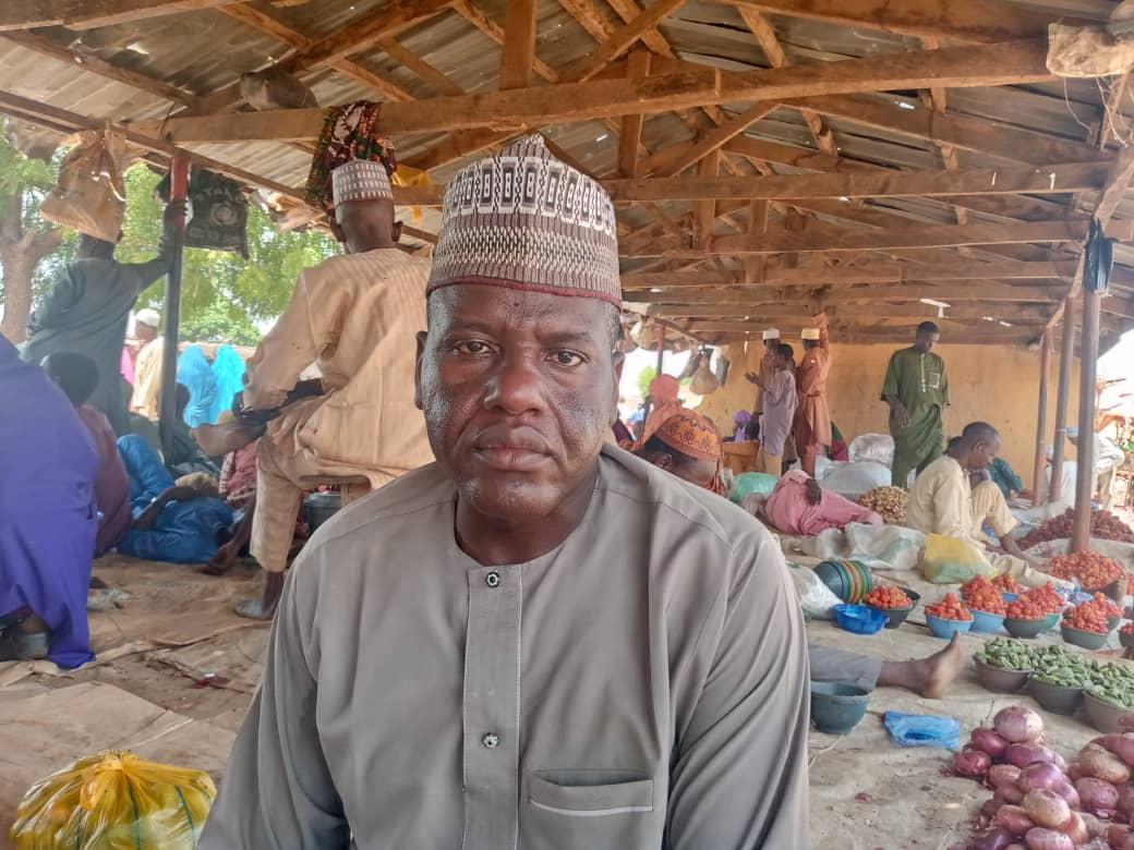 Professor, who sells vegetables, advises youths on small businesses