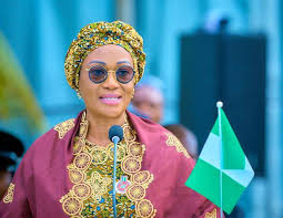 First Lady donates N1bn to disaster, banditry victims in Niger