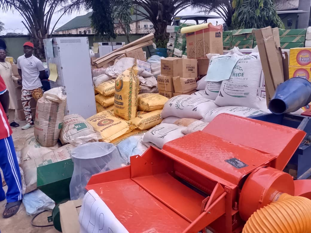 FG distributes agricultural inputs to farmers in Niger