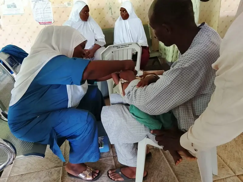 Non-compliant father publicly accepts vaccine in Katagum Non-compliant father publicly accepts vaccine in Katagum