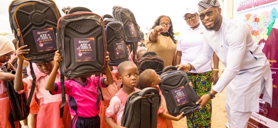 Minister’s aide school initiative empowers 300 indigents in Lagos Minister’s aide school initiative empowers 300 indigents in Lagos