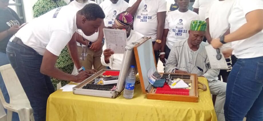 Lagos lawmaker provides free eyeglasses to 750 constituents