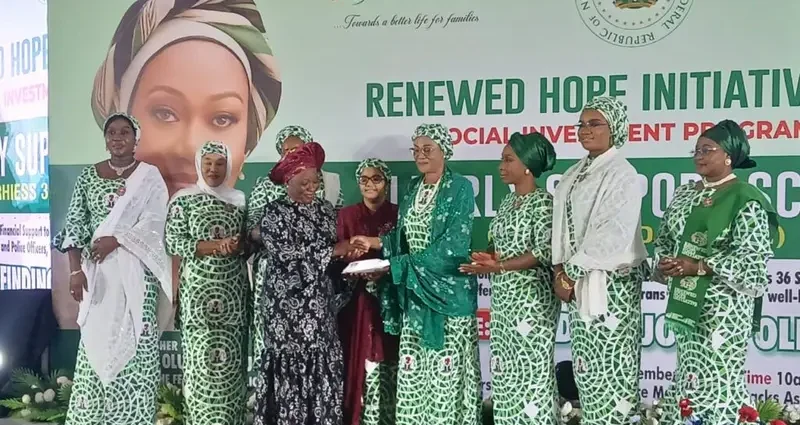 First Lady, Sen. Oluremi Tinubu, presenting N200,000 cash support to one of the beneficiaries of her Renewed Hope Initiative Elderly Support Scheme in Abuja on (16/12/25)