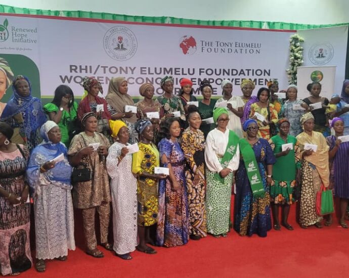 First Lady empowers 1,000 Ogun women with business grants First Lady empowers 1,000 Ogun women with business grants