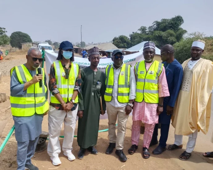 FG inspects major road projects in Niger, assures meeting deadline
