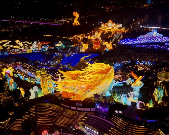 The 32nd Zigong International Dinosaur Lantern Festival Lights Up, Launching a Fantastical Journey of Light and Shadow