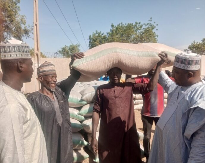 Ramadan: Sen. Wamakko donates food, utilities to 1,787 IDPs in Sokoto Ramadan: Sen. Wamakko donates food, utilities to 1,787 IDPs in Sokoto