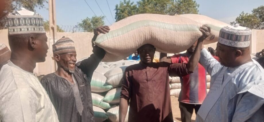 Ramadan: Sen. Wamakko donates food, utilities to 1,787 IDPs in Sokoto Ramadan: Sen. Wamakko donates food, utilities to 1,787 IDPs in Sokoto