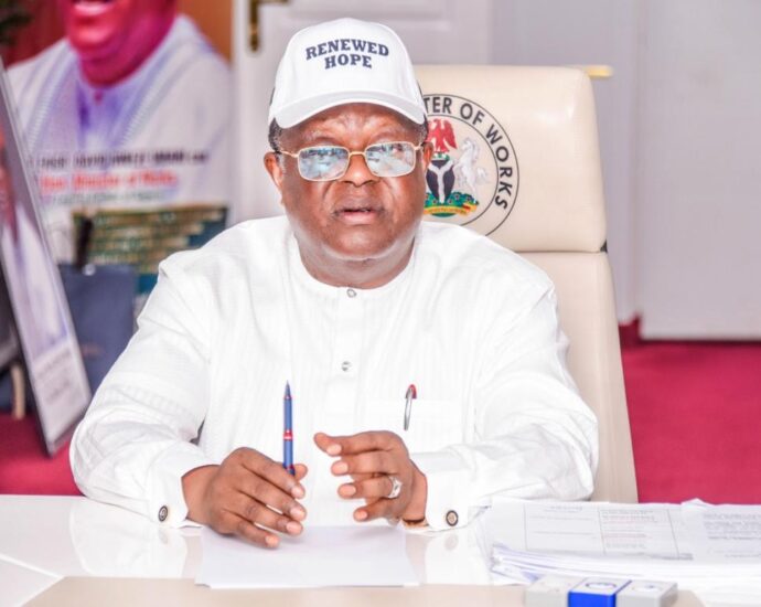 Road construction: FG warns contractors, insists on accountability