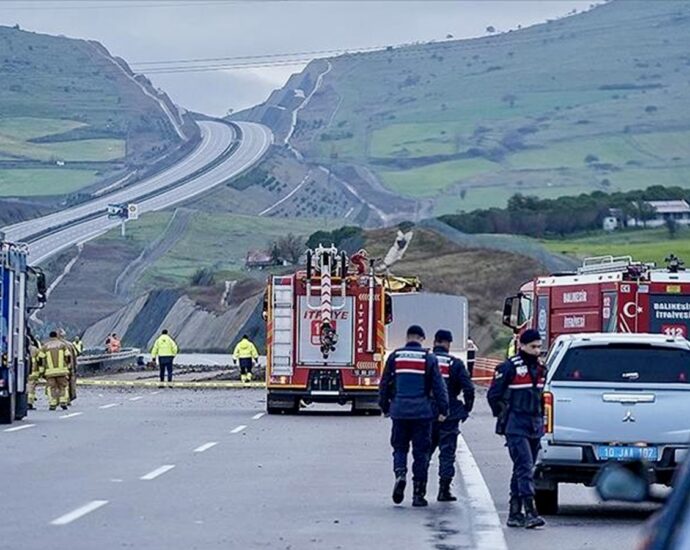 Pilot killed as Turkish F-16 jet crashes near highway