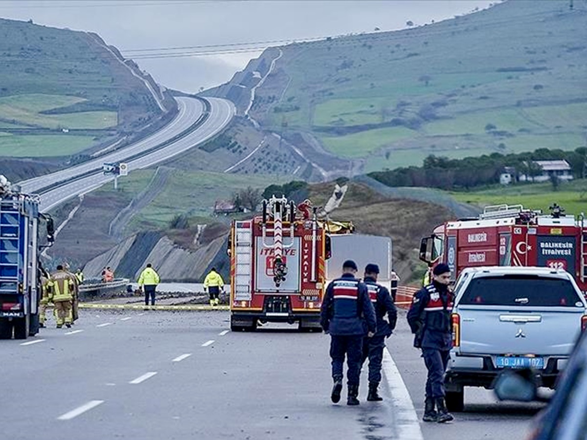 Pilot killed as Turkish F-16 jet crashes near highway Pilot killed as Turkish F-16 jet crashes near highway