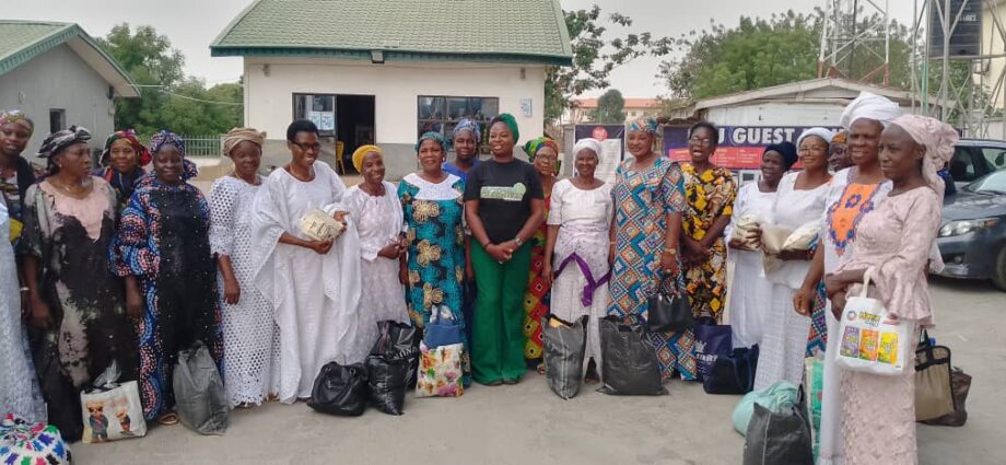 Ex-NAWOJ chairperson distributes food packages to 100 indigents in Kwara Ex-NAWOJ chairperson distributes food packages to 100 indigents in Kwara