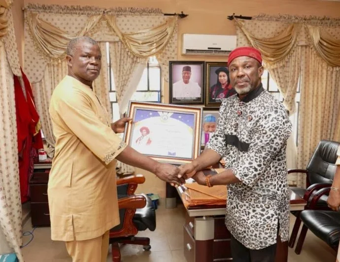 Ven. Dr Ferguson Ezeokafor, the new Deputy Rector, Fed Poly Oko, being honoured by the Alumni President, Nze Henry Nnebe during the courtesy visit.