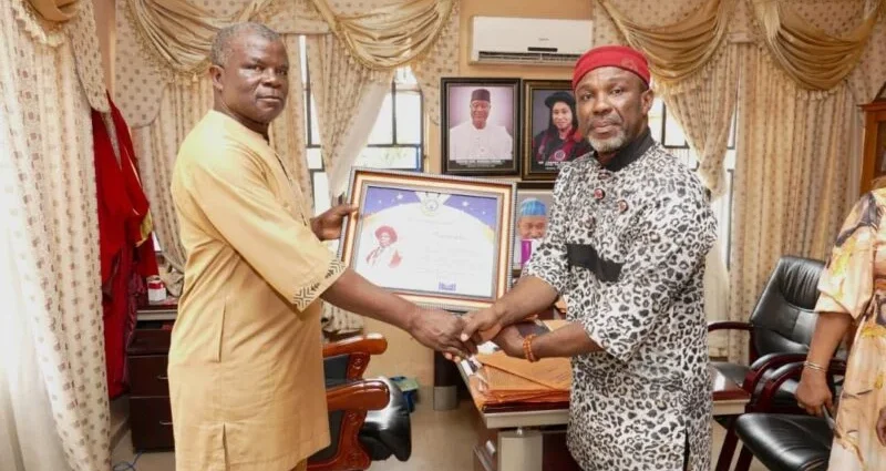 Ven. Dr Ferguson Ezeokafor, the new Deputy Rector, Fed Poly Oko, being honoured by the Alumni President, Nze Henry Nnebe during the courtesy visit.
