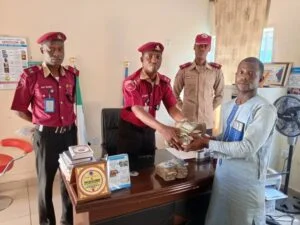 The cash being handed over to the victims by the FRSC Zaria Unit Commander, Chief Route Commander Nasiru Falgore