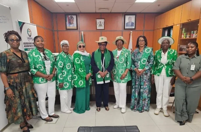 Rakiya Yusuf, Director, CBN Payment System Supervision Department receives Lami Ahmed, President of the Ladies Golf Association of Nigeria (LGAN), and members of her delegation during a courtesy visit to her office on Tuesday in Abuja. (PhotoCredit:NAN)