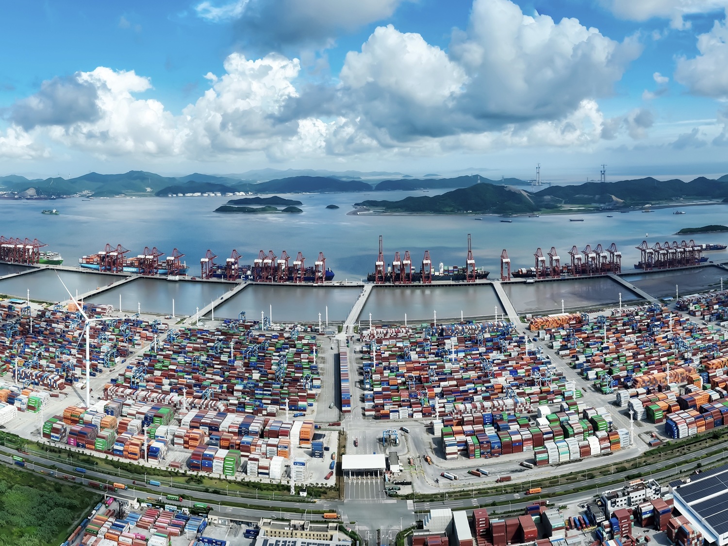 Meishan Port — Zhejiang’s first “Green Power Terminal” and a global benchmark for green port transformation — reduces carbon emissions by about 15,000 tons annually.