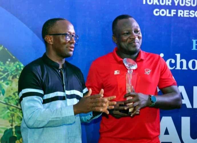 Brig. Gen. Nicholas Ashinze, the Captain of TYB International Golf Resort and Country Club (TYB-IGRCC) applauding Abiola Popoola, the overall winner of the just concluded Captain’s Inaugural Golf Tournament, as he lifts his trophy.(PhotoCredit:NAN)