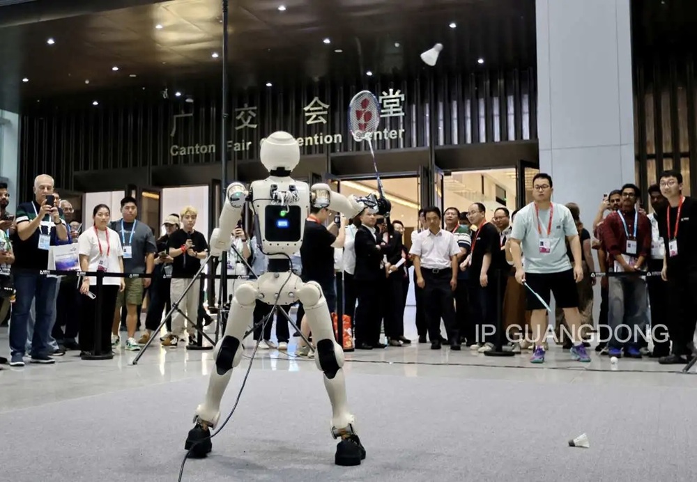 Inside the Canton Fair venue, the “PHYBOT C2” bipedal humanoid robot, capable of playing badminton, handles challenges from buyers with ease.