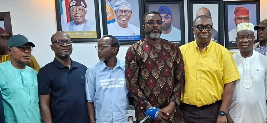 L-R: Deputy State Chairman, National Road Transport Union, Mr Ganiu Shittu; Managing Director, Lagos Waste Management Authority, Dr Muyiwa Gbadegesin; Hon. Sola Giwa; Honourable Commissioner for Transportation, Mr Oluwaseun Osiyemi, Deputy Chief of State, Lagos State, Mr Sam Egube and Deputy Chairman Operations, Road Transport Employers Associations of Nigeria, during a stakeholders meeting with transport Operators in Lagos State on the Lagos state on the clean up of Waste on the High Way’s and Motor Parks in Lagos State, on Saturday, at Lagos State Ministry of Transportation, Alausa Secretariat, Ikeja, Lagos