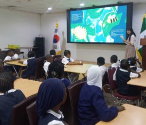 Korean illustrator enlightens pupils on creativity, imaginative work