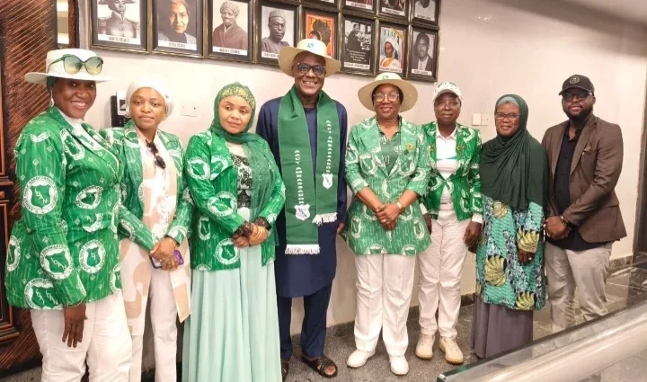 The Board Chairman of the National Credit Guarantee Company (NCGC), Rt. Hon. Yakubu Dogara, alongside the President, Ladies Golf Association of Nigeria (LGAN), Dr Lami Onayi Ahmed and her team during a courtesy visit to Dogora’s office on Tuesday in Abuja. (Photo Credit: NAN)