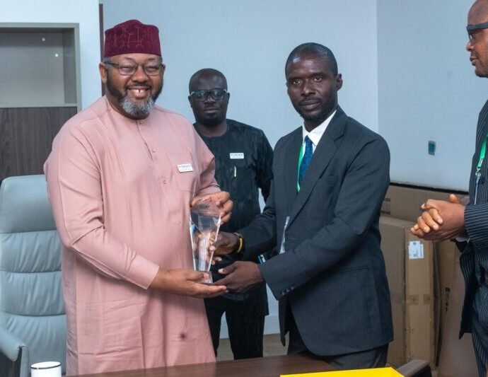 Mr Ismaeel Ahmed, Chairman and Chief Executive Officer of the Presidential Initiative on Compressed Natural Gas and Electric Vehicles (Pi-CNG/EV), receiving and award from the CNG Users Forum led by its Coordinator, Mr Felix Uzogara.