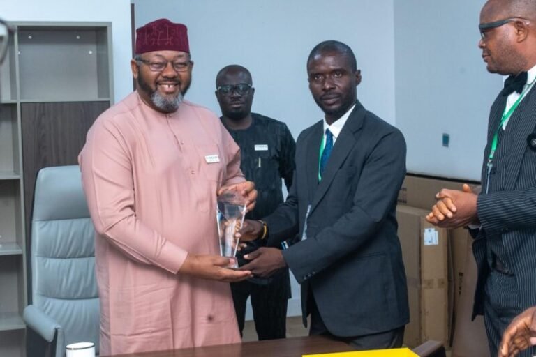 Mr Ismaeel Ahmed, Chairman and Chief Executive Officer of the Presidential Initiative on Compressed Natural Gas and Electric Vehicles (Pi-CNG/EV), receiving and award from the CNG Users Forum led by its Coordinator, Mr Felix Uzogara.