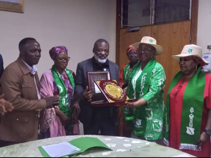 Lami Ahmed, the President, Ladies Golf Association of Nigeria (LGAN) presents an award of appreciation to Prof. Mahmud Raji, CMD of National Hospital, Abuja, represented by Dr Surajudeen Bello, the Deputy CMAC during a courtesy visit by the LGAN president and delegation to the hospital.(PhotoCredit:NAN)